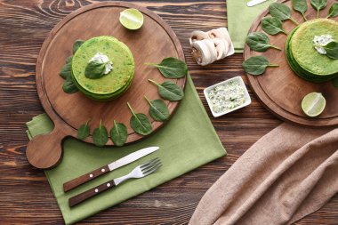 Ahşap masa üzerinde lezzetli yeşil krep ile Kurulu