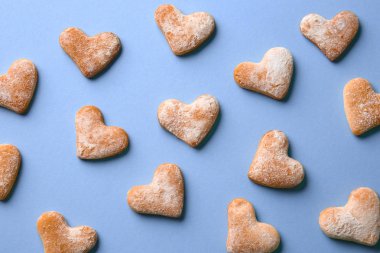 Renk arka plan üzerinde lezzetli kurabiye