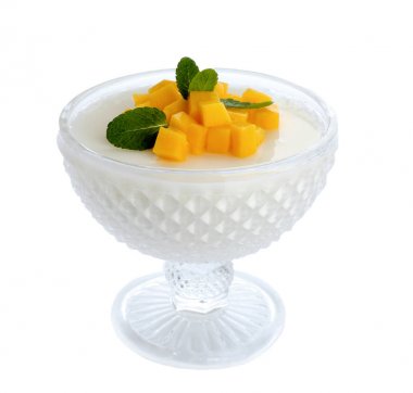 Beyaz arka plan üzerinde lezzetli panna cotta Kase