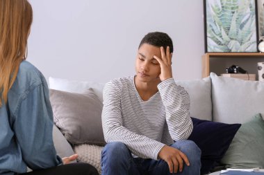 Üzgün Afro-Amerikan genç çocuk evde annesi ile tartışıyor