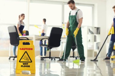 Temizlik sırasında ofiste zeminde tabela