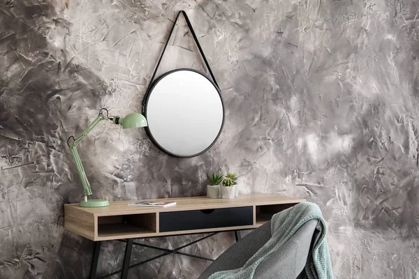 Interiér moderní bytové s stůl a zrcadlo — Stock fotografie