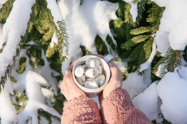 Woman with cup of hot cacao outdoors — Stock Photo, Image