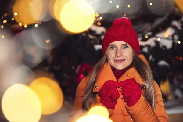 Portrait of woman outdoors on winter evening — Stock Photo, Image