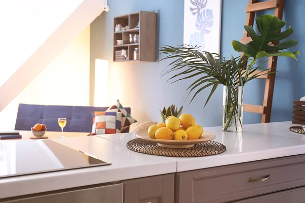 Talerz ze świeżymi cytryną na stole we wnętrzu nowoczesnej kuchni — Zdjęcie stockowe