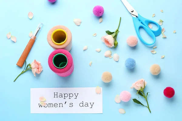 Renk arka plan üzerinde Dünya Kadınlar Günü için tebrik kartı — Stok fotoğraf