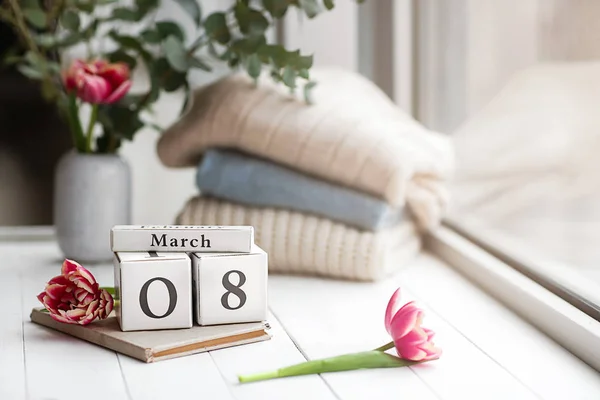 Kalender med datum 8 mars på fönsterbrädan — Stockfoto