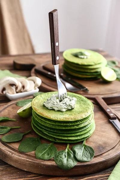 Deilige grønne pannekaker på trebord – stockfoto