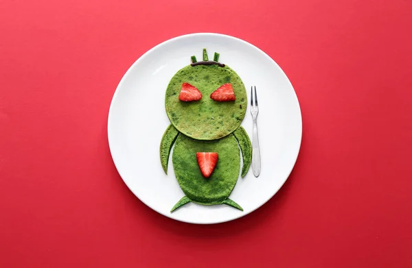 Renkli arka planda çocuk için lezzetli yeşil krep ile Plaka — Stok fotoğraf