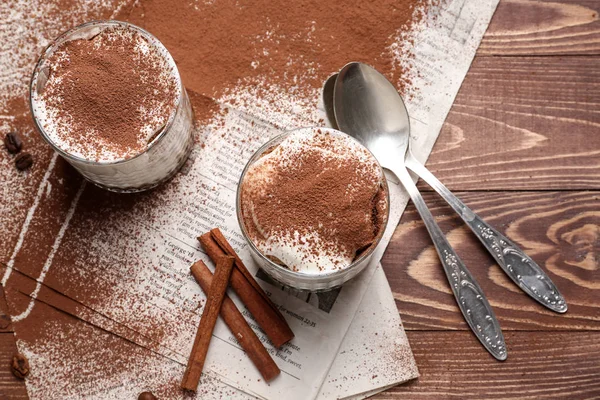 Szemüveg ízletes tiramisu a fából készült asztal — Stock Fotó