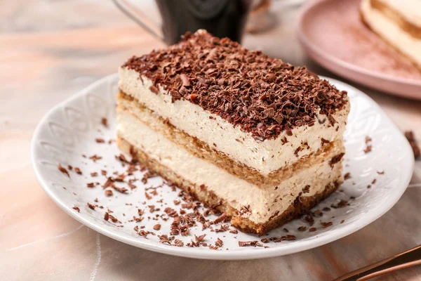 Piatto con gustoso tiramisù sul tavolo — Foto Stock