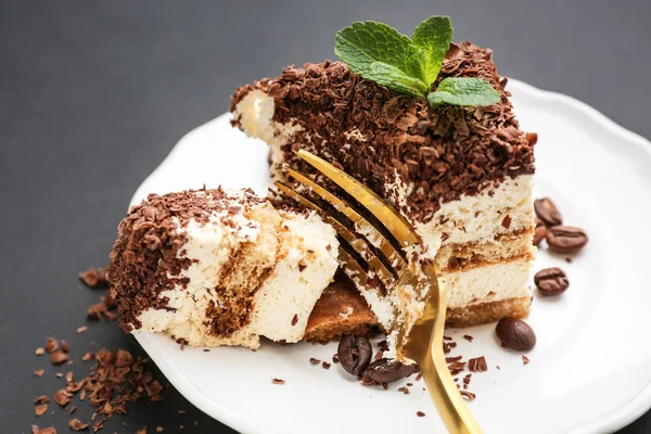 Piatto con gustoso tiramisù su sfondo scuro — Foto Stock