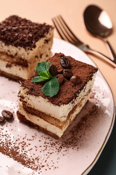 Renkli arka planda lezzetli tiramisu ile plaka, closeup — Stok fotoğraf