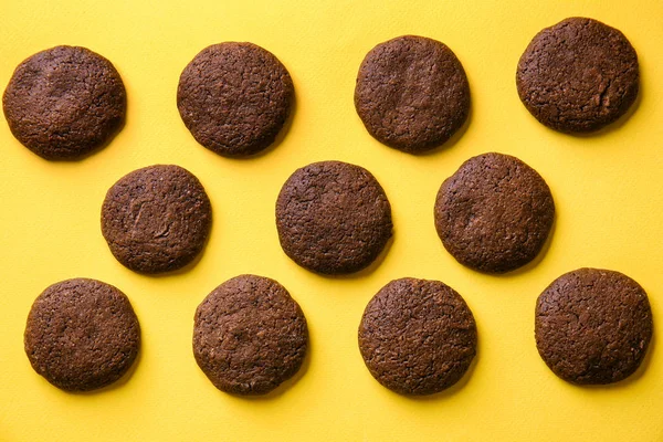 Renk arka plan üzerinde lezzetli kurabiye — Stok fotoğraf