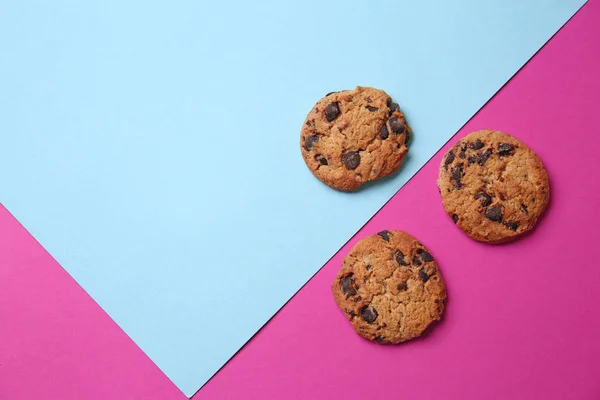 Gustosi biscotti su sfondo a colori — Foto Stock
