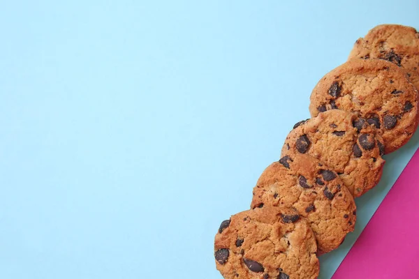 Cookies savoureux sur fond de couleur — Photo