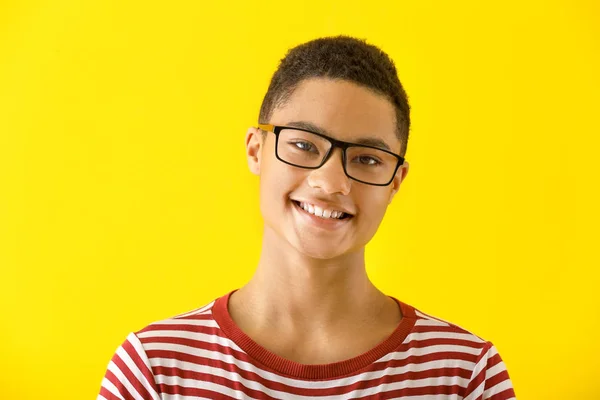 Retrato de adolescente afroamericano sobre fondo de color —  Fotos de Stock