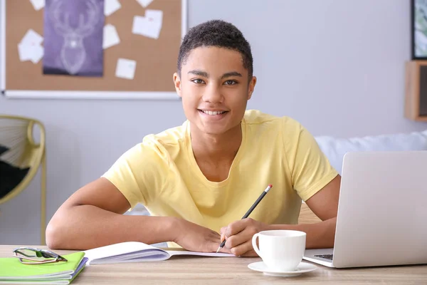 Afro-américain adolescent garçon faire des devoirs — Photo