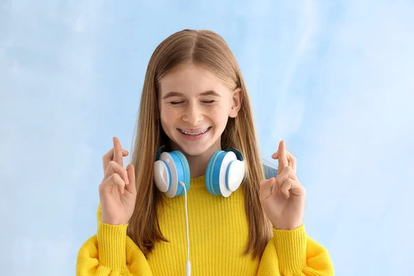 Renkli arka planda kulaklık ile Mutlu genç kız — Stok fotoğraf