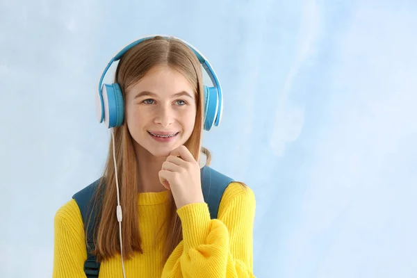 色の背景にヘッドフォンを持つかわいい十代の女の子 — ストック写真