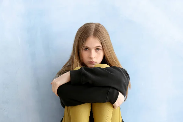 Smutny nastolatkę na kolor tła — Zdjęcie stockowe
