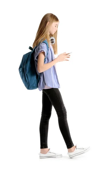 Portré aranyos tizenéves lány a mobil telefon fehér háttér — Stock Fotó