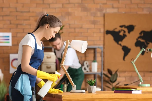 Petugas kebersihan perempuan membersihkan kantor — Stok Foto