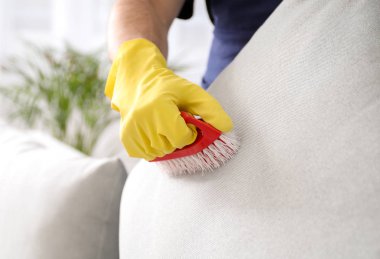 Odada erkek hademe temizleme kanepe, closeup