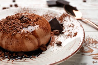 Beyaz masada lezzetli panna cotta ile Tabak