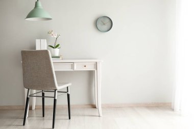 Masa ve sandalye ile ışık odası iç