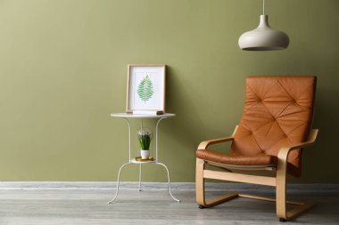 Masası ve koltuğu olan bir oda.