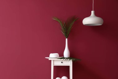 Renk duvarına yakın dekorlu masa