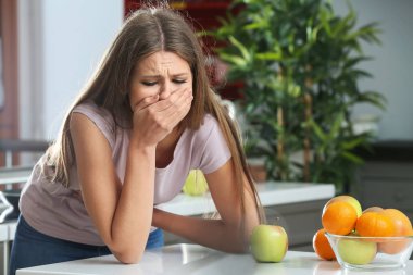 Evde Toksikoz muzdarip hamile kadın