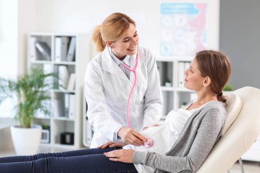 Genç hamile kadın klinikte jinekolog ziyaret