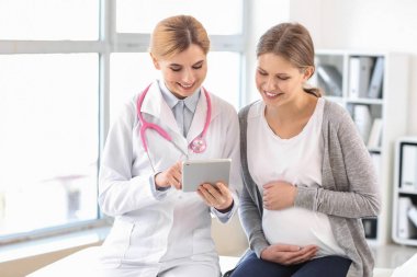 Genç hamile kadın klinikte jinekolog ziyaret