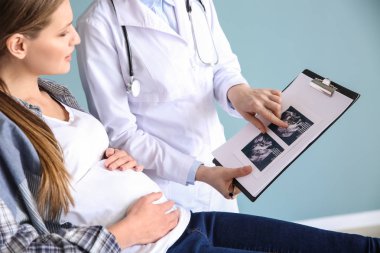 Klinikte genç hamile kadın ile jinekolog