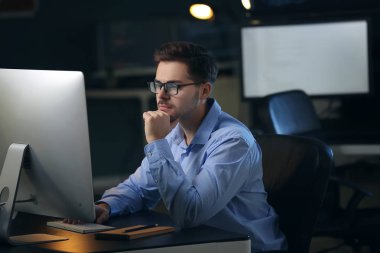 Ofiste çalışan erkek programcı