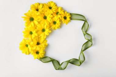 Beyaz arka plan üzerinde güzel çiçekler ve kurdele yapılmış çerçeve