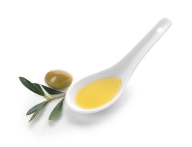 Beyaz arka planda lezzetli zeytinyağı ile Kaşık