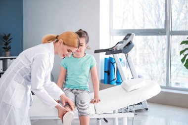 Rehabilitasyon merkezinde küçük kız ile çalışan fizyoterapist