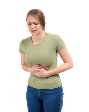 Beyaz arka planda ağrıyor muzdarip genç kadın