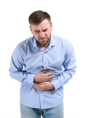 Beyaz arka planda ağrıyor muzdarip genç adam