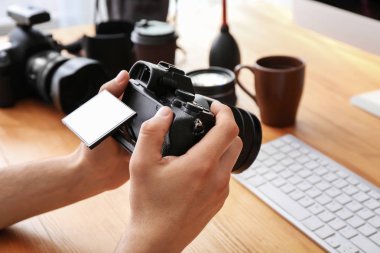 Masada modern kamera ile profesyonel fotoğrafçı