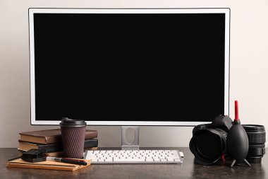 Masada profesyonel fotoğrafçının bilgisayar ve modern donanımları