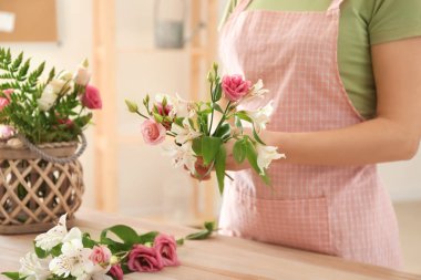Güzel buket masada yapma çiçekçi