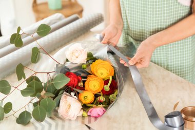 Güzel buket masada yapma çiçekçi