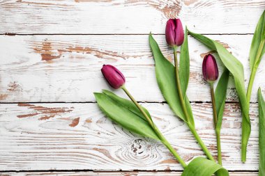 Ahşap arka planda güzel laleler