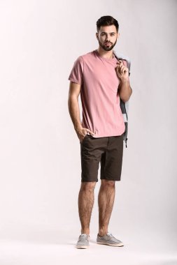 Hafif arka planda yakışıklı şık adam