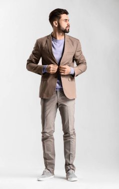 Hafif arka planda yakışıklı şık adam