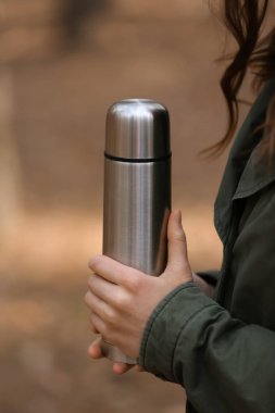 Açık havada termos kadınla